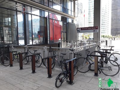 Stationnements vélos, Jules Verne entrée Courbevoie