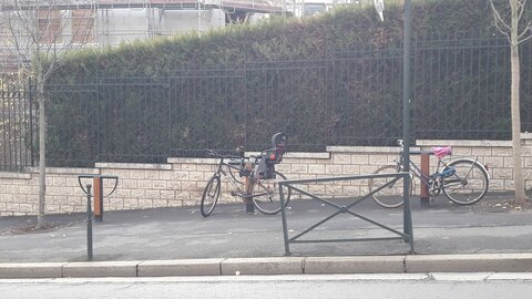 Stationnements vélos, Cèdres crèche 3 arceaux 2
