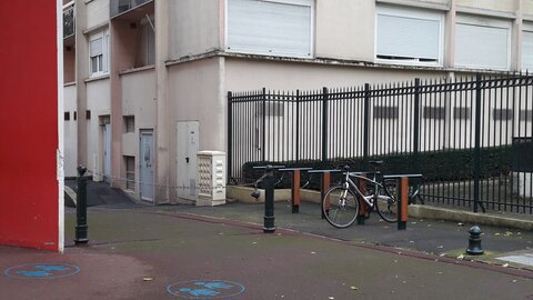 Stationnements vélos, Quinet ecole Bienheureux 5 arceaux 1