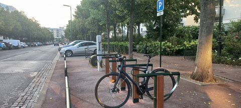 Stationnements vélos, Pompidou 5 arceaux totem station gonflage