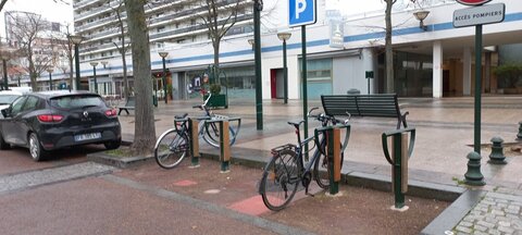 Stationnements vélos, Blum square leon